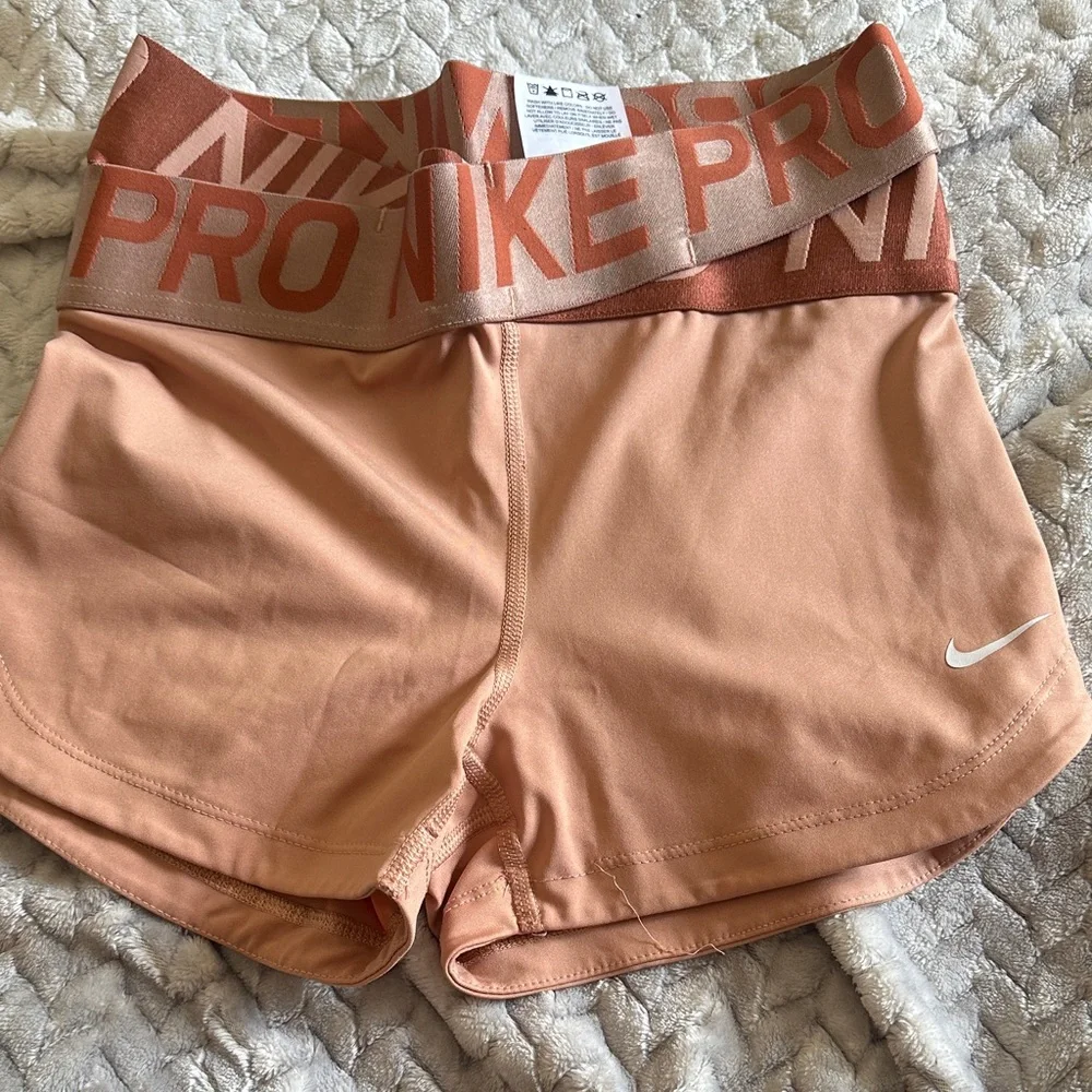 3 Piece Nike Coral High-Neck Logo Crop Tank, Pants and Shorts - Picture 3 of 9